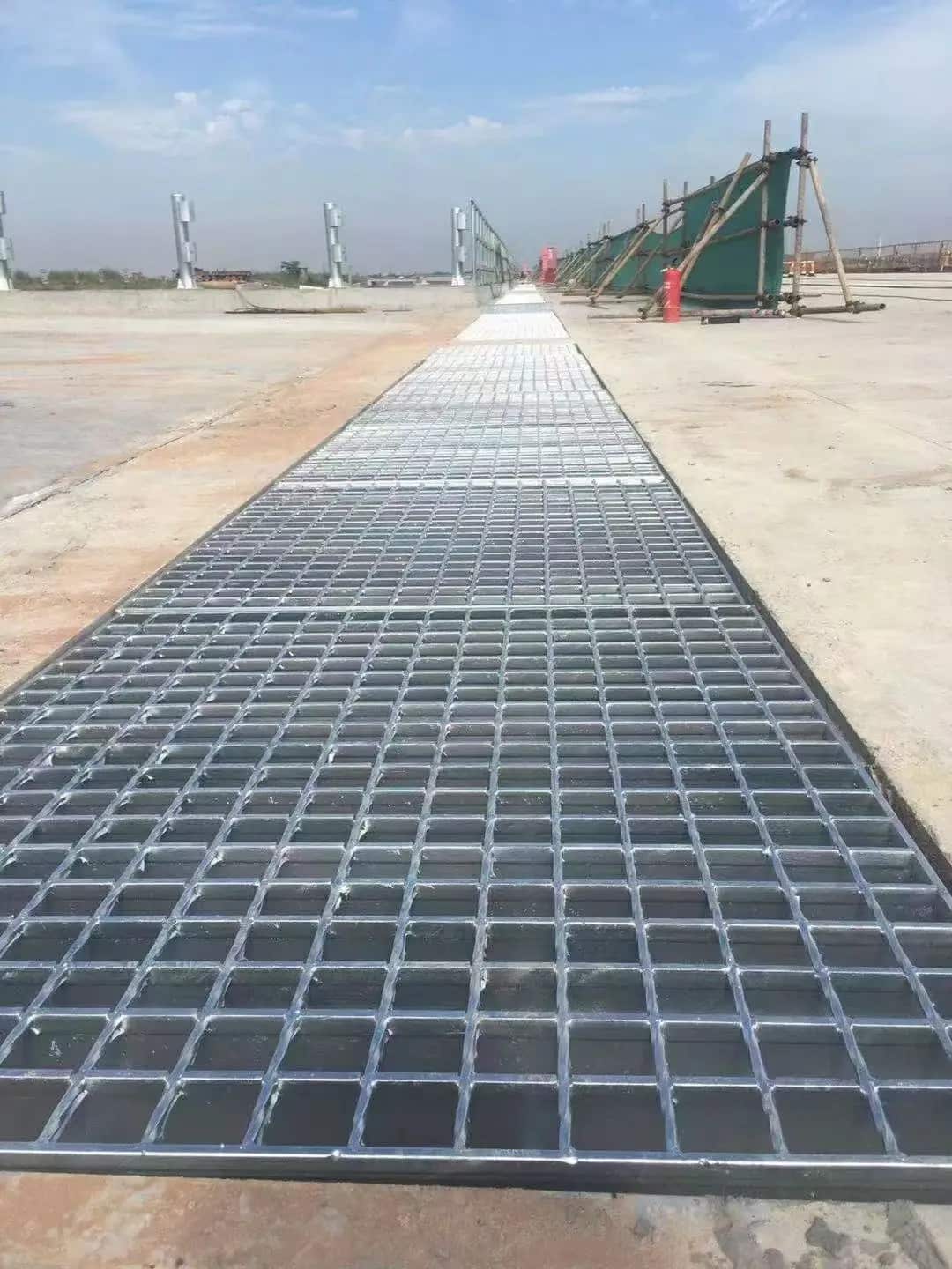 Bagaimana pelat kisi baja di terminal pelabuhan dapat secara komprehensif meningkatkan keselamatan platform? Analisis teknologi utama.