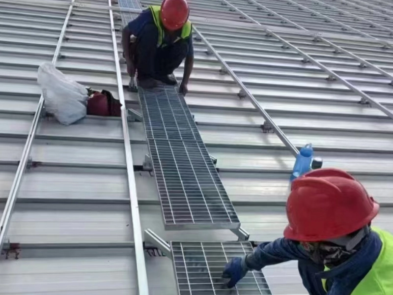 jalan setapak untuk panel surya atap